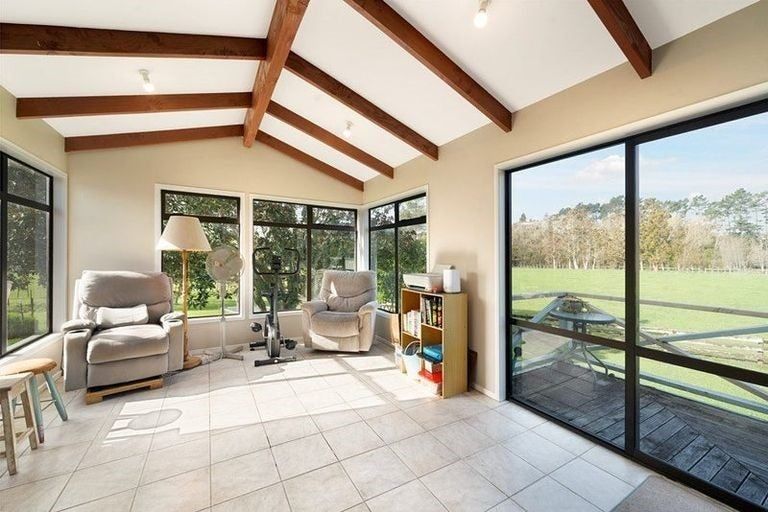 Photo of property in 182 Boord Crescent, Kumeu, 0891