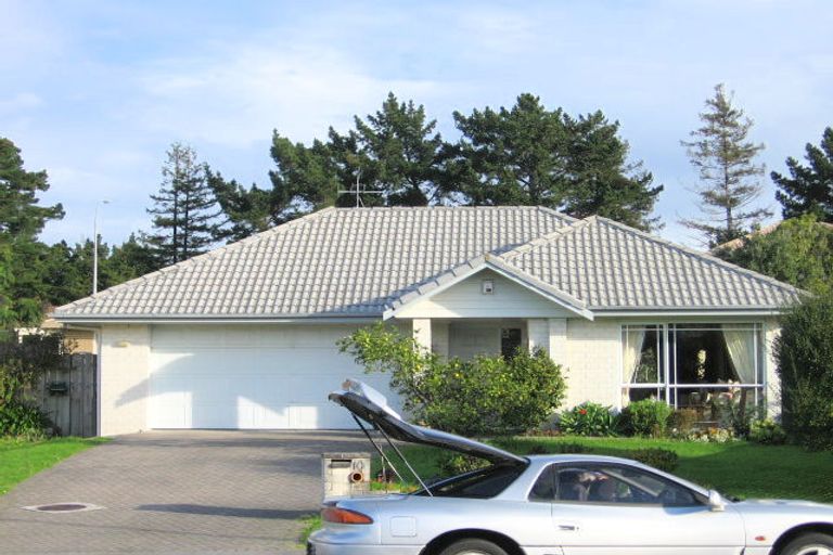 Photo of property in 10 Marbeth Court, Botany Downs, Auckland, 2010