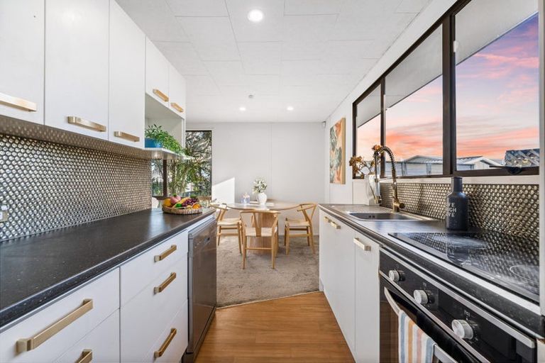 Photo of property in 2/11 Cyril Crescent, West Harbour, Auckland, 0618