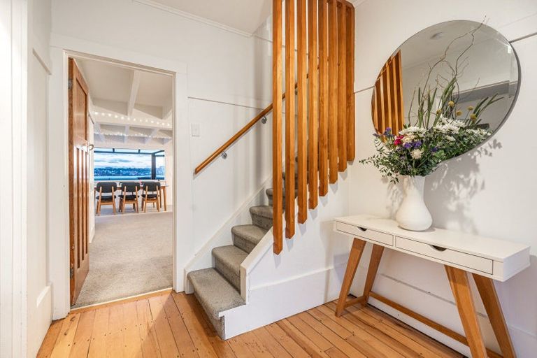 Photo of property in 5 Stanley Point Road, Stanley Point, Auckland, 0624