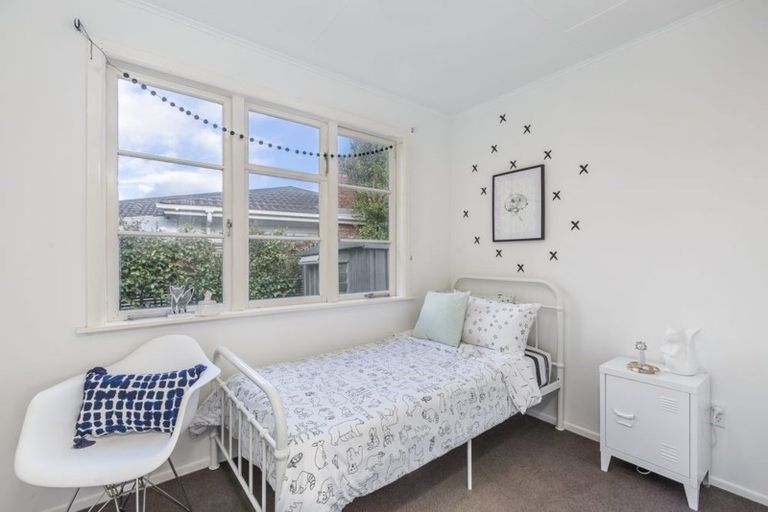 Photo of property in 2a Helga Crescent, Te Atatu Peninsula, Auckland, 0610
