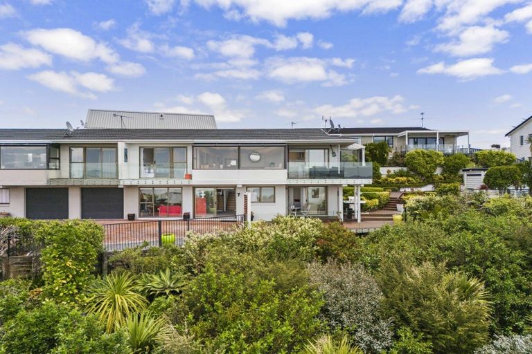 Photo of property in 2/7 Pounamu Place, Shelly Park, Auckland, 2014