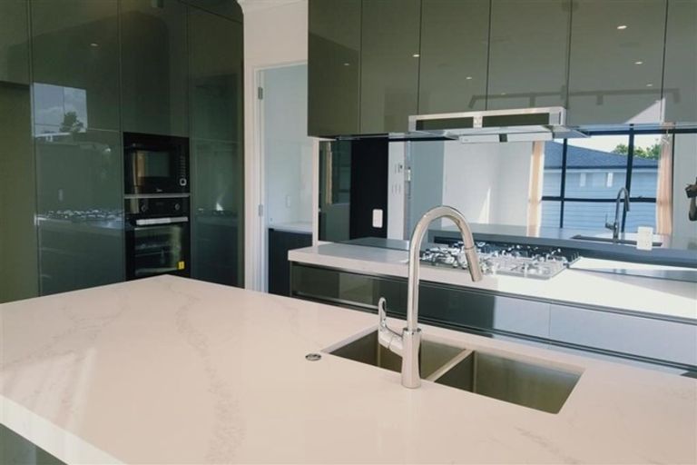 Photo of property in 8 Newport Place, Forrest Hill, Auckland, 0620