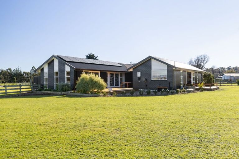 Photo of property in 18 Ashgrove Lane, Ashhurst, Palmerston North, 4470
