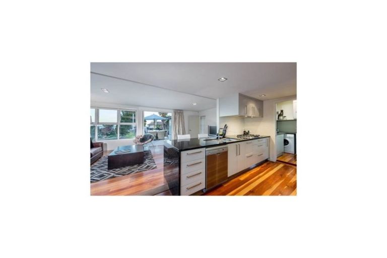 Photo of property in 8 Taumata Road, Castor Bay, Auckland, 0620