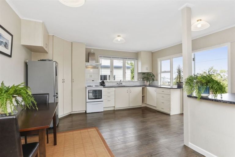 Photo of property in 31 Sunnyside Road, Sunnyvale, Auckland, 0612