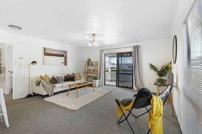Photo of property in 1/2 Graham Avenue, Te Atatu Peninsula, Auckland, 0610