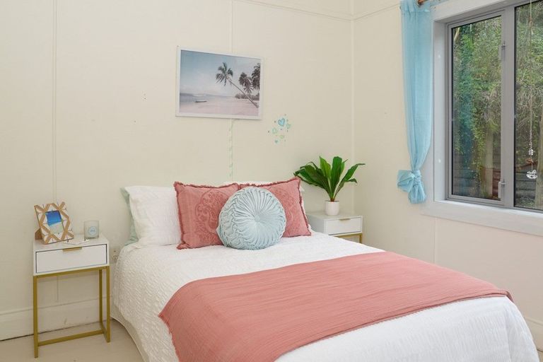 Photo of property in 55 Hawkhurst Road, Lyttelton, 8082