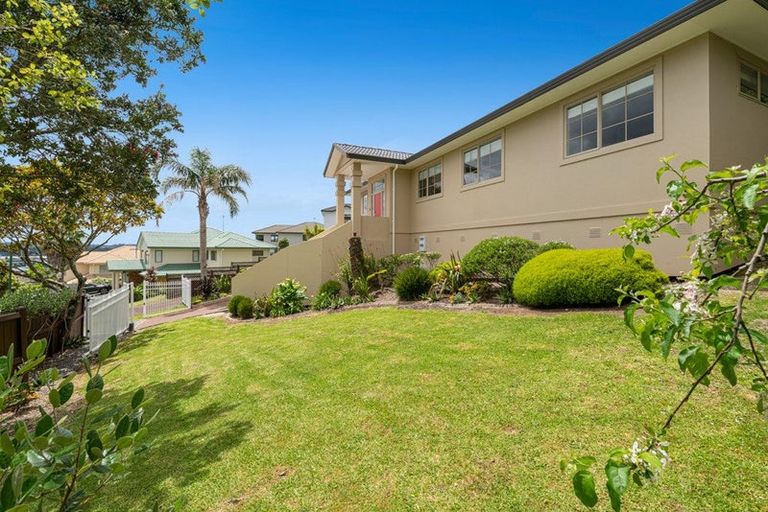 Photo of property in 32 Canary Place, Unsworth Heights, Auckland, 0632