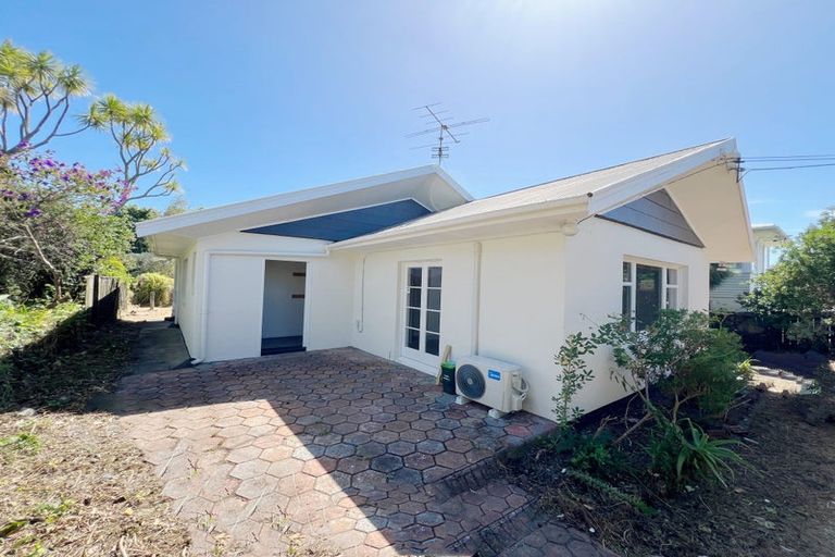 Photo of property in 18 Woodford Avenue, Henderson, Auckland, 0610