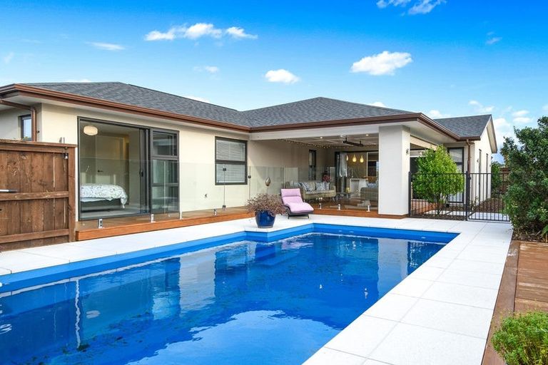 Photo of property in 16 Korako Drive, Kumeu, 0810