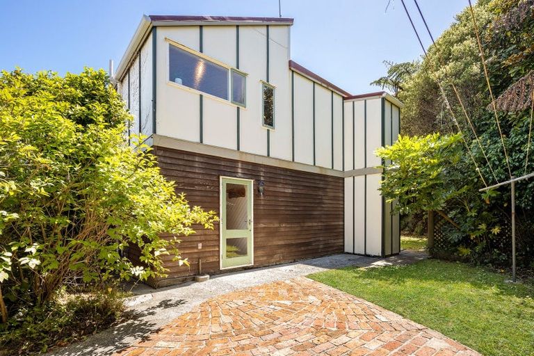 Photo of property in 40 Glanmire Road, Newlands, Wellington, 6037