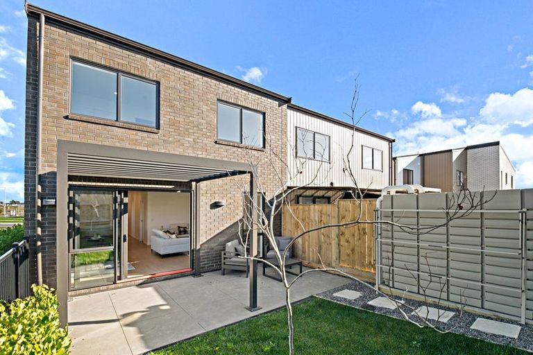 Photo of property in 2/529g Massey Road, Mangere, Auckland, 2022
