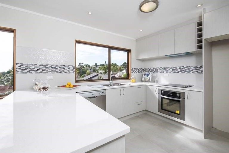 Photo of property in 1 Lynngate Place, Hillcrest, Auckland, 0627