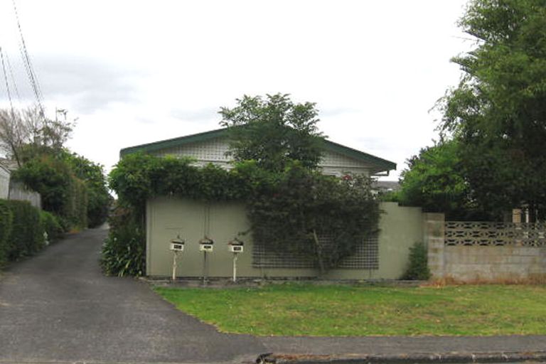 Photo of property in 2/12 Tiri Tiri Road, Birkdale, Auckland, 0626