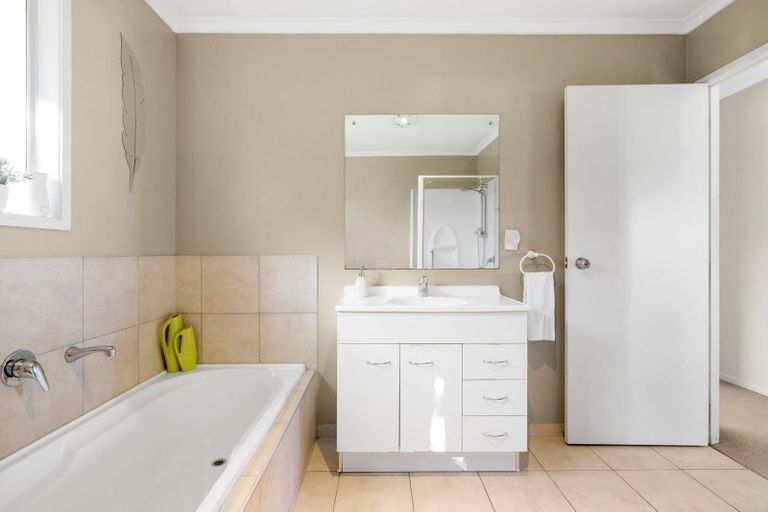 Photo of property in 6 Raddington Way, Huntington, Hamilton, 3210