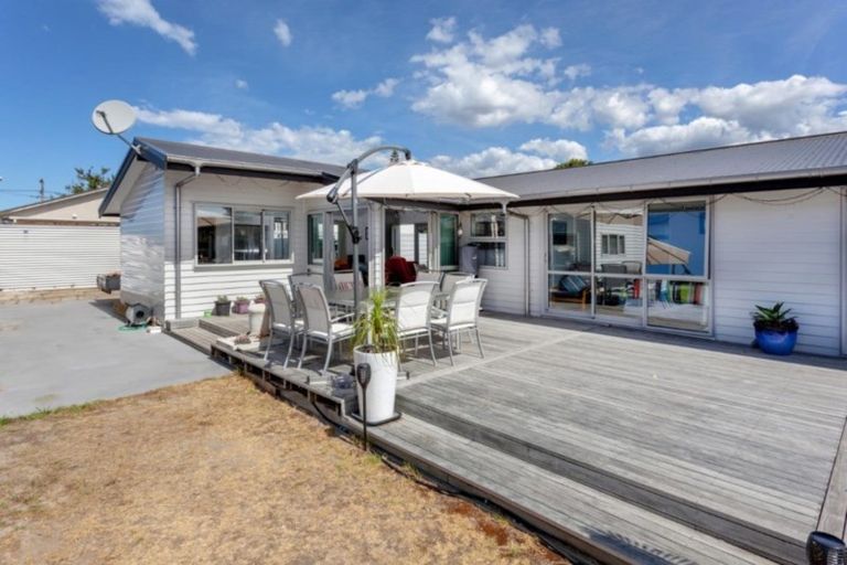 Photo of property in 100 Riverview Road, Whangamata, 3620