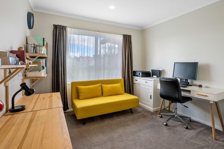 Photo of property in 16 Semillon Avenue, Henderson, Auckland, 0612