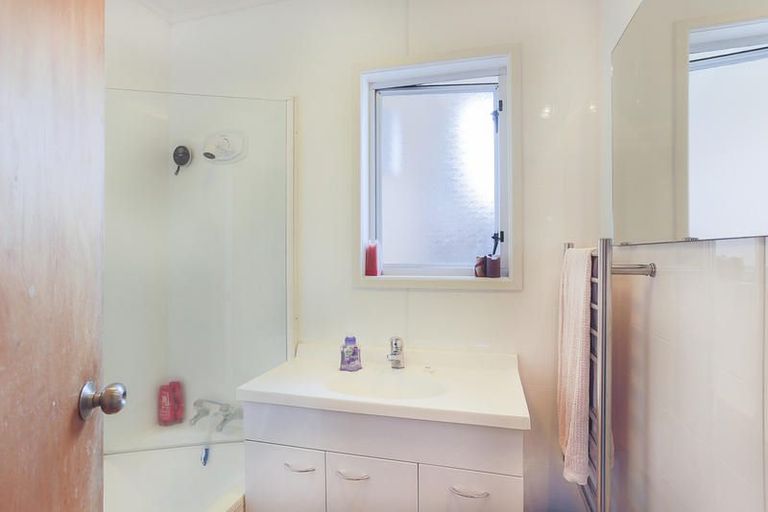 Photo of property in 74 Neil Avenue, Te Atatu Peninsula, Auckland, 0610