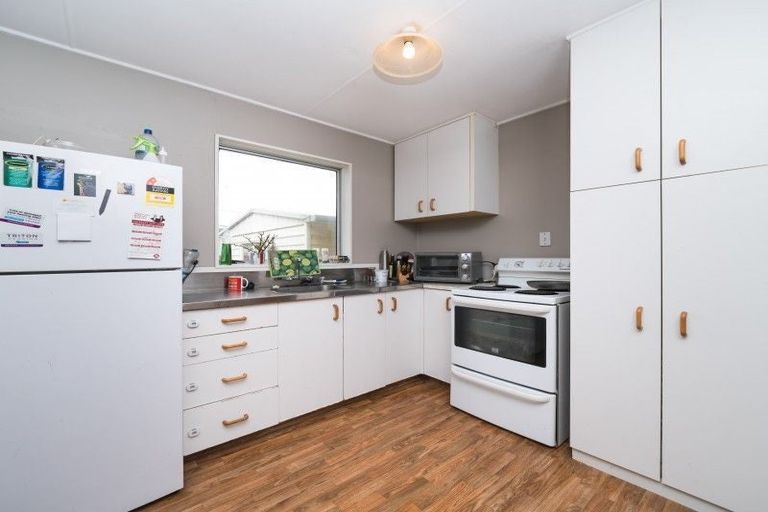 Photo of property in 2 Suzanne Grove, Kelvin Grove, Palmerston North, 4414