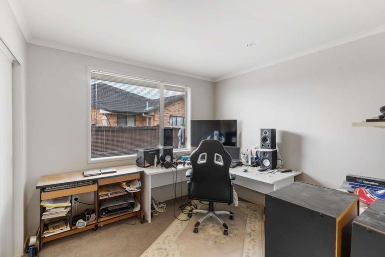 Photo of property in 15 Breaker Grove, Waiuku, 2123