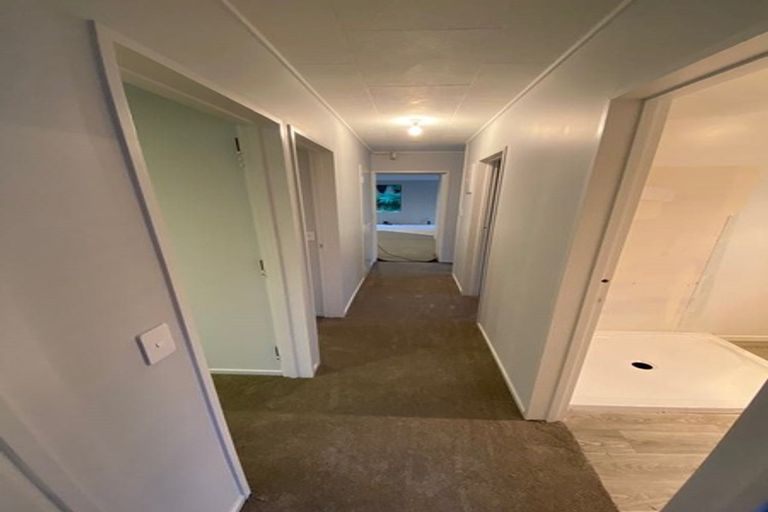 Photo of property in 15 Atlantis Place, Totara Vale, Auckland, 0629