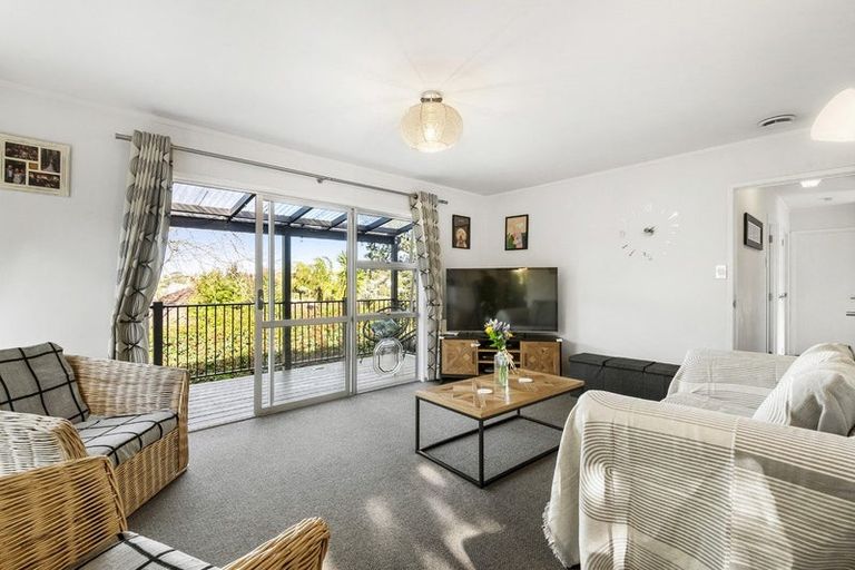 Photo of property in 1/6 Phillipa Place, Browns Bay, Auckland, 0630