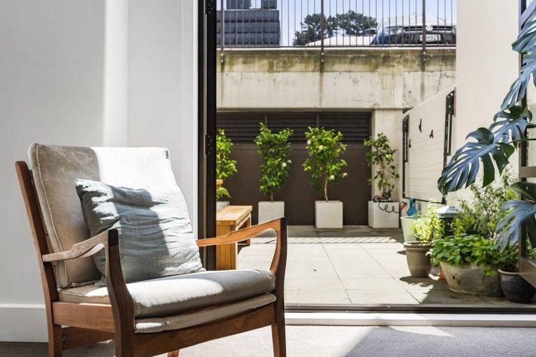 Photo of property in Augusta Apartments, 9/254 Willis Street, Te Aro, Wellington, 6011