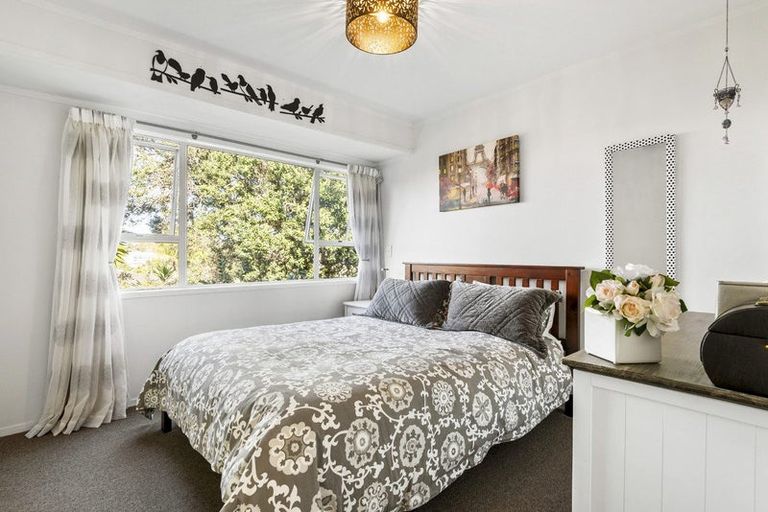 Photo of property in 1/6 Phillipa Place, Browns Bay, Auckland, 0630