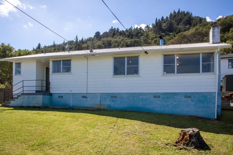 Photo of property in 75 Milton Terrace, Picton, 7220