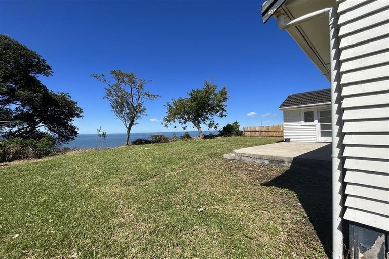 Photo of property in 16 Cliff View Drive, Green Bay, Auckland, 0604