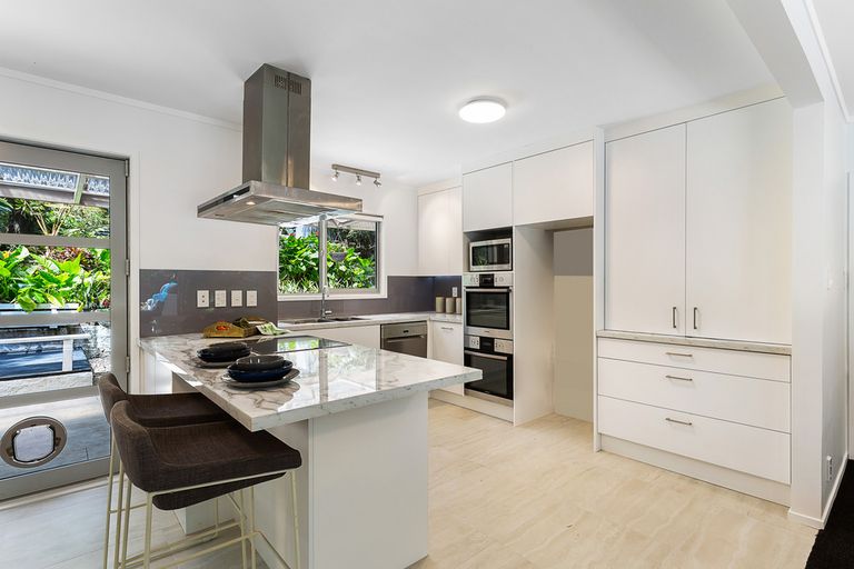 Photo of property in 3 Opanuku Road, Henderson Valley, Auckland, 0612