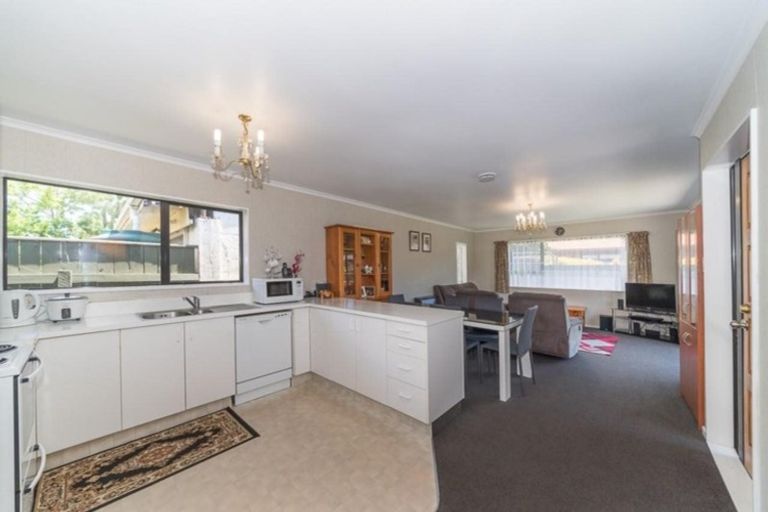 Photo of property in 2 Gregory Close, Palmerston North, 4414