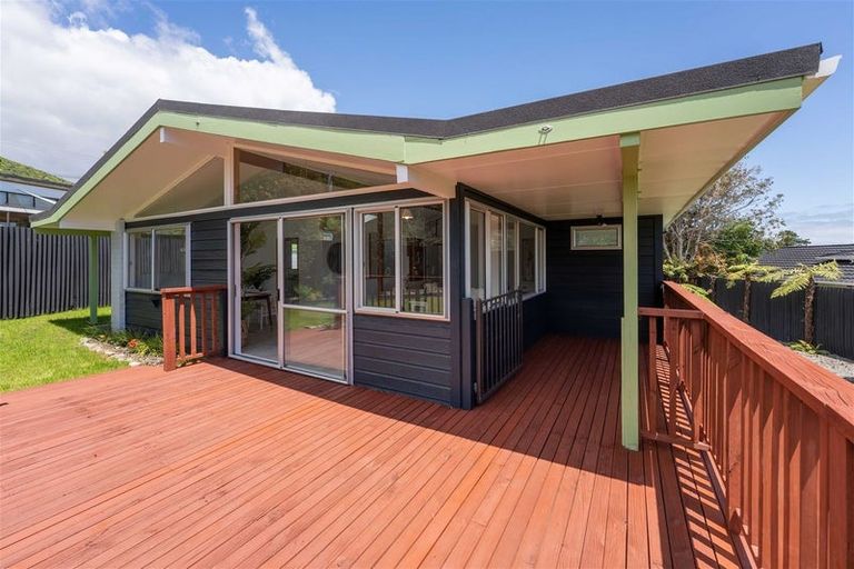 Photo of property in 15 Ruru Street, Waikanae, 5036