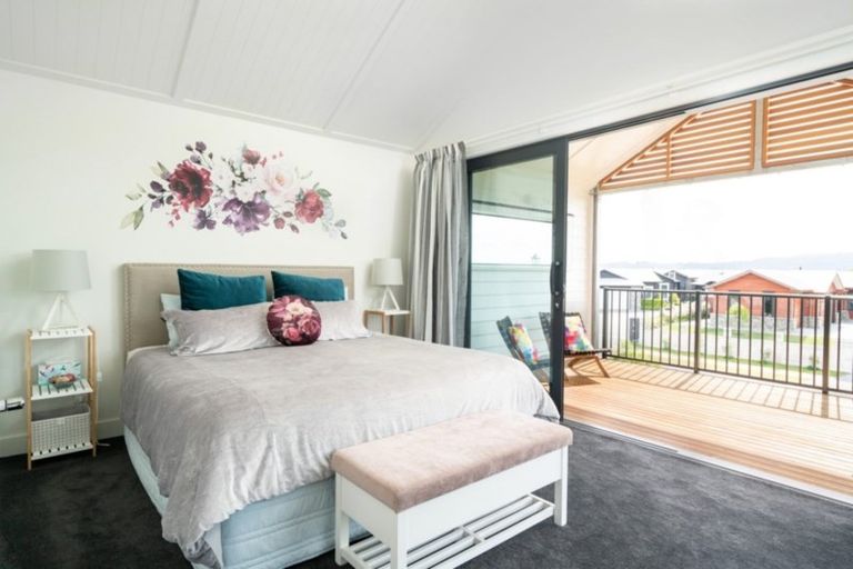 Photo of property in 18 Pukenamu Road, Rainbow Point, Taupo, 3330