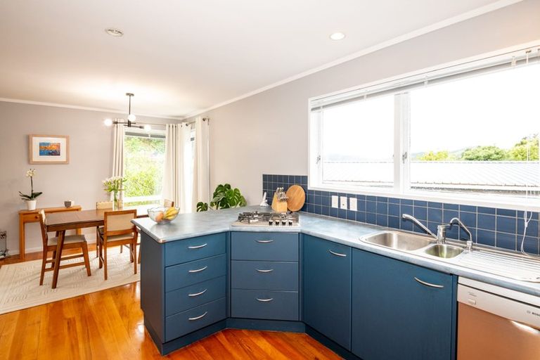 Photo of property in 72 Churton Drive, Churton Park, Wellington, 6037