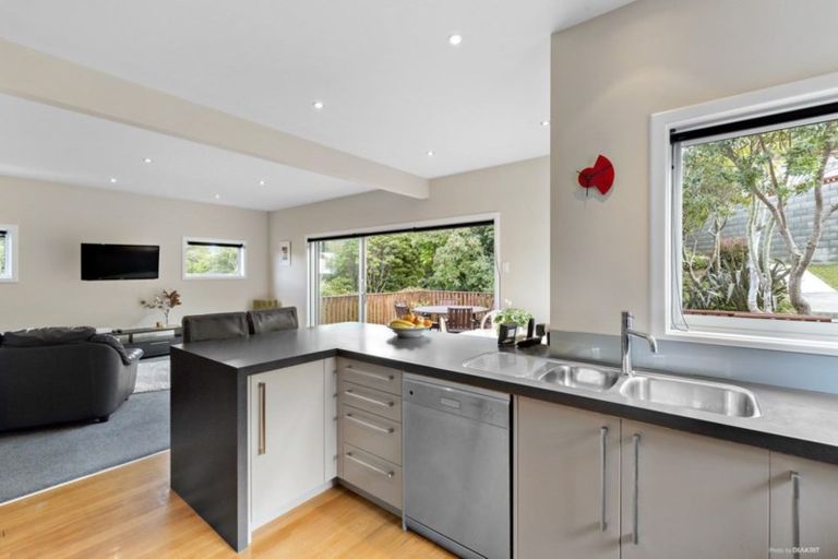 Photo of property in 1 Glentui Grove, Khandallah, Wellington, 6035