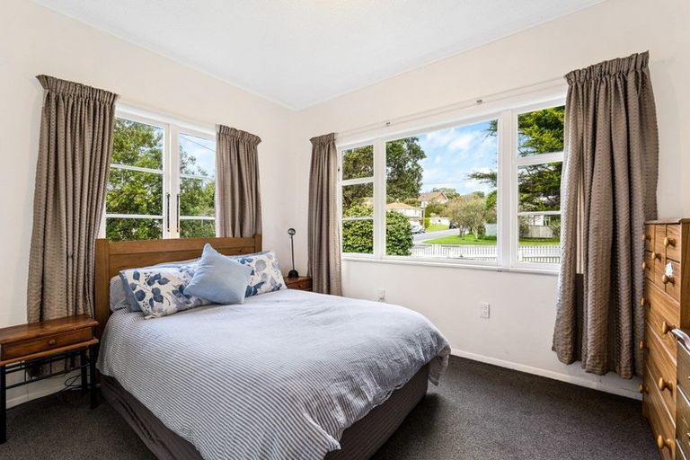 Photo of property in 52 The Drive, Tawa, Wellington, 5028