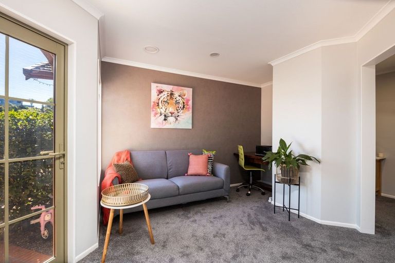 Photo of property in 11 Shelter Grove, Frankleigh Park, New Plymouth, 4310