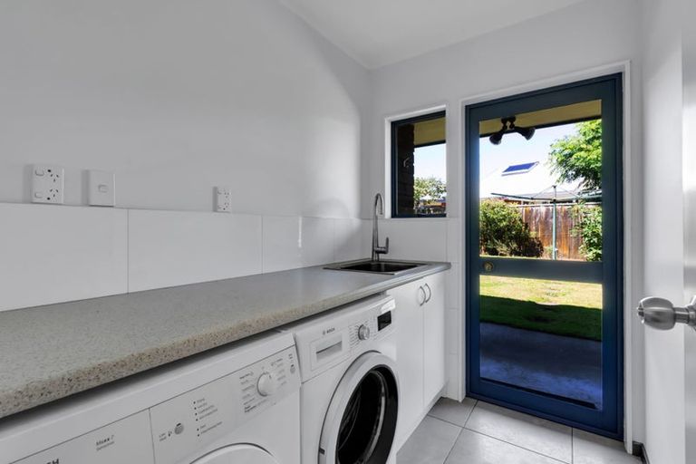 Photo of property in 3e Kinross Drive, Merrilands, New Plymouth, 4312