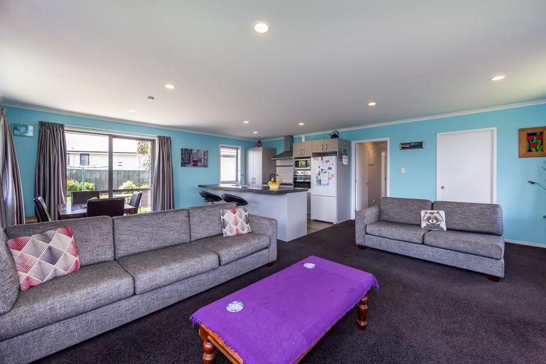 Photo of property in 8 Carteret Place, Aranui, Christchurch, 8061
