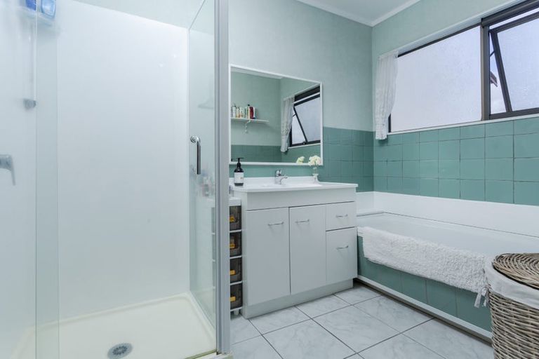 Photo of property in 134 Chelsea View Drive, Chatswood, Auckland, 0626