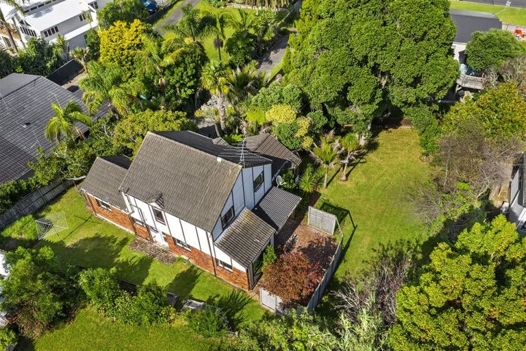 Photo of property in 33 Lyons Avenue, Murrays Bay, Auckland, 0630