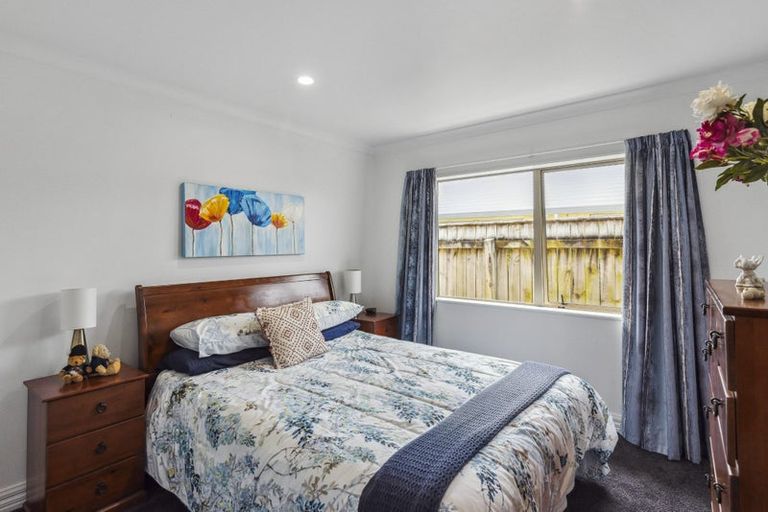 Photo of property in 35 Holcombe Drive, Paraparaumu, 5032