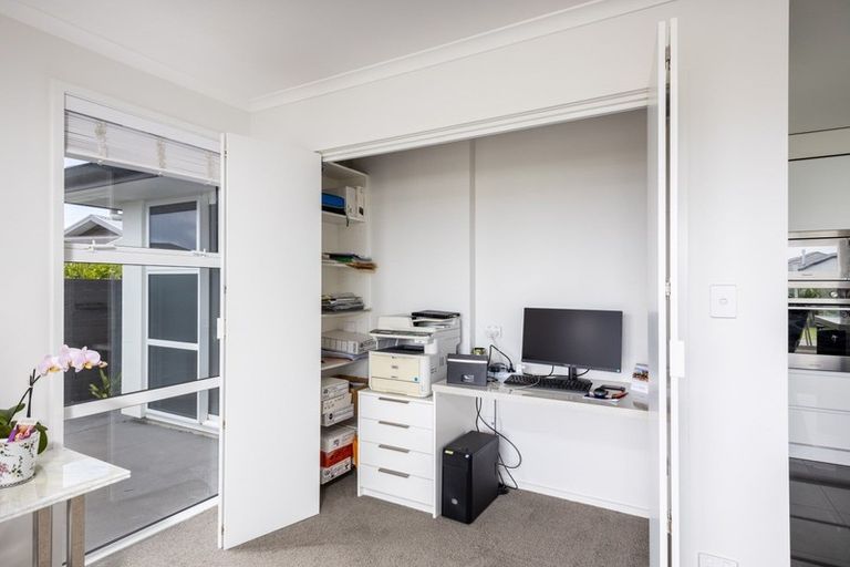 Photo of property in 1 Oakmont Crescent, Waiwhakaiho, New Plymouth, 4312