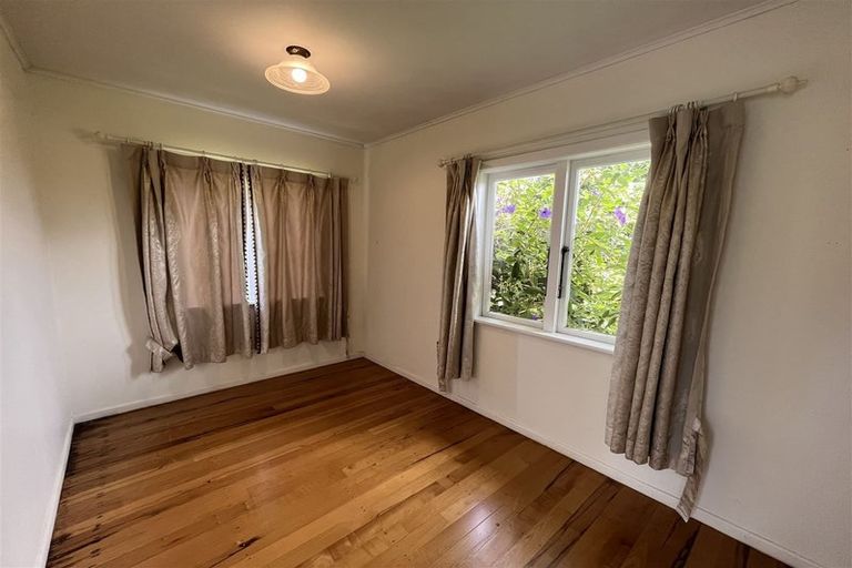 Photo of property in 16 Cliff View Drive, Green Bay, Auckland, 0604