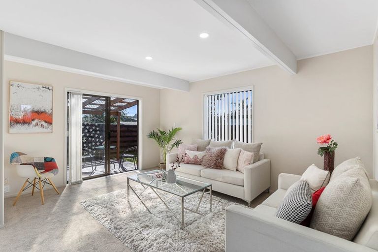 Photo of property in 1/13 Challen Close, Conifer Grove, Takanini, 2112