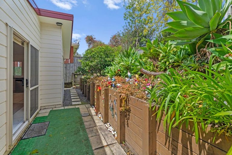 Photo of property in 2/1a Hamilton Place, Glenfield, Auckland, 0629