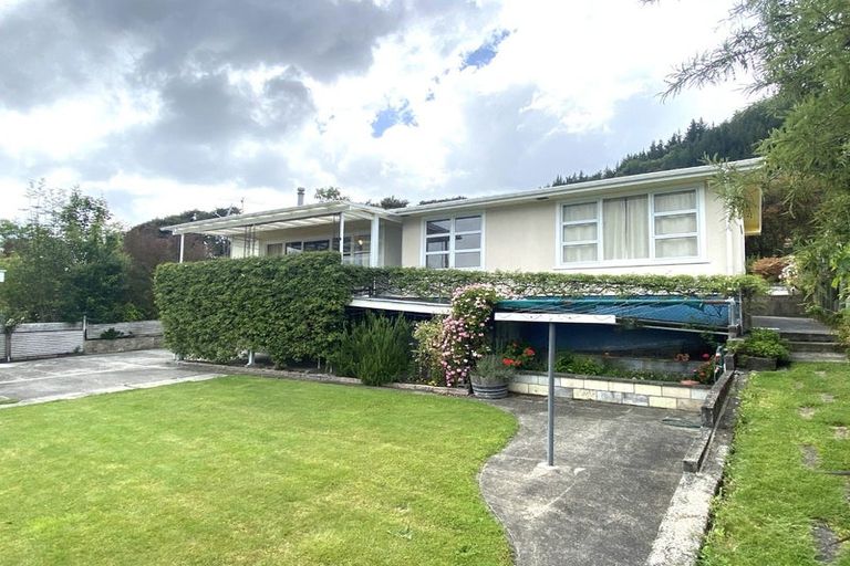 Photo of property in 100 Milton Terrace, Picton, 7220