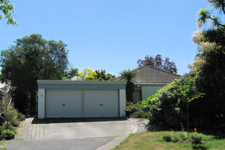 Photo of property in 27 Kingham Place, Avonhead, Christchurch, 8042